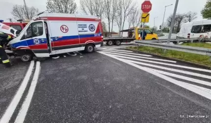 Kolizja na zjeździe Kostomłoty z udziałem karetki pogotowia i busa