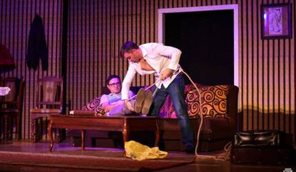 Błyskotliwa komedia Teatru Żelaznego oczarowała widzów w Środzie Śląskiej